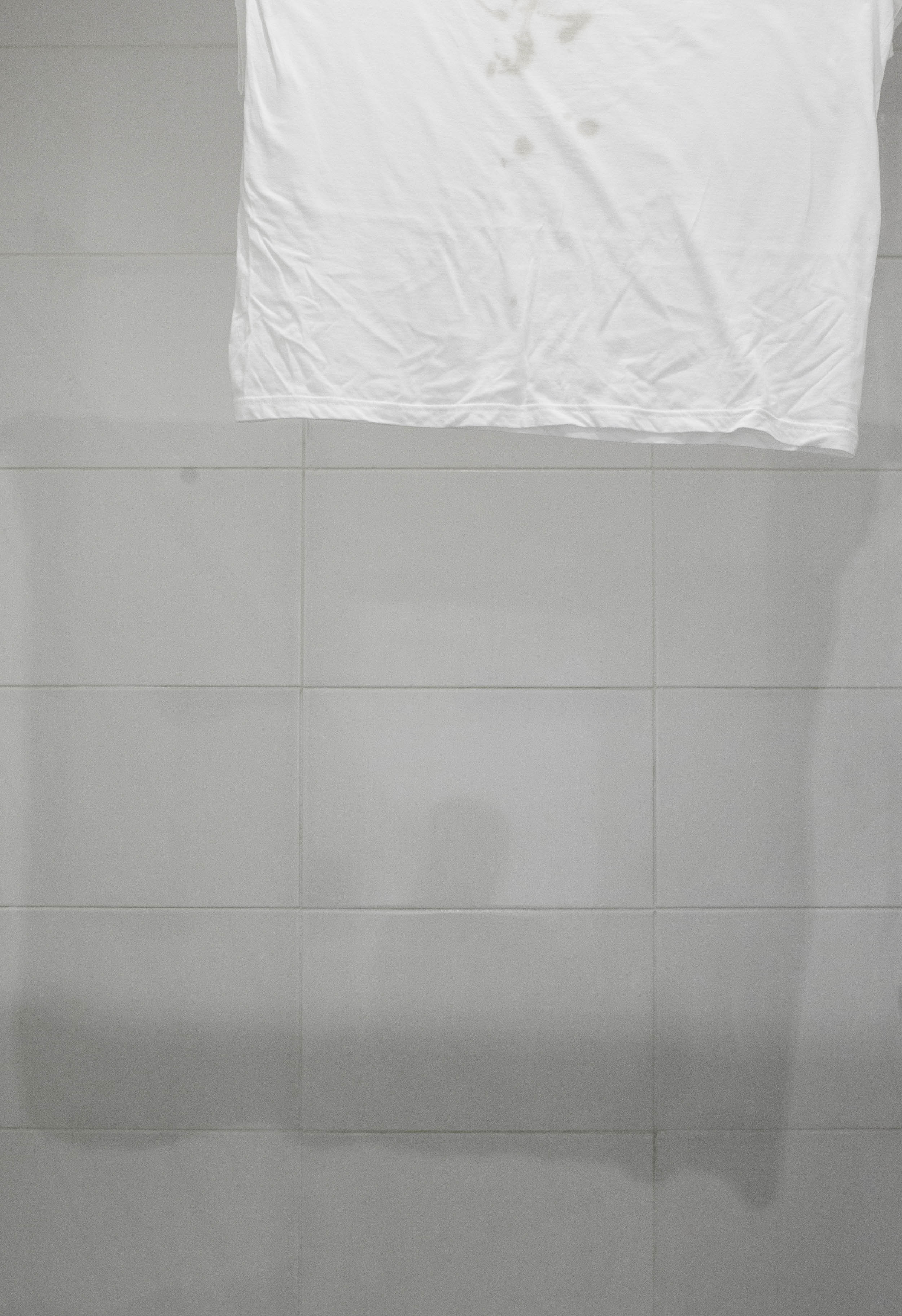 Destreza y torpeza, Y, 2017 T-shirt with wine stains washed with enzymatic detergent